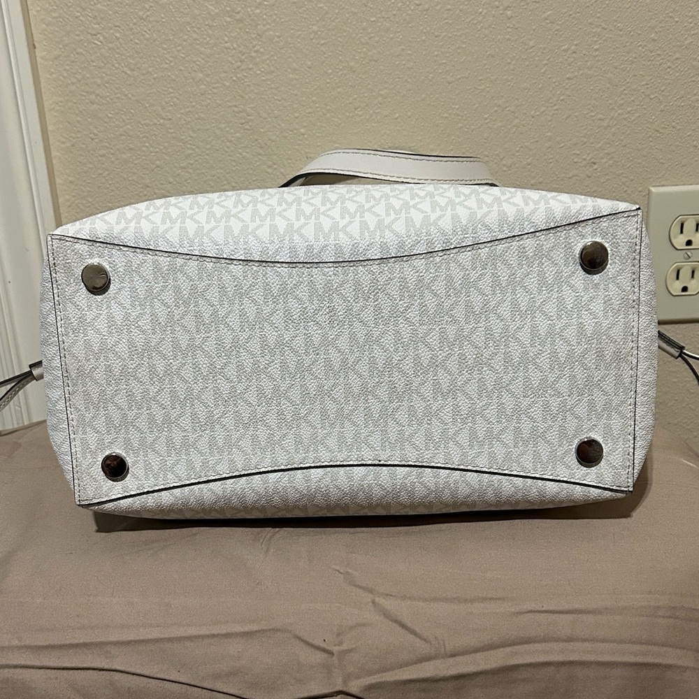 Michael Kors White/Taupe Monogram Tote with Matching Wallet - Picture 6 of 16